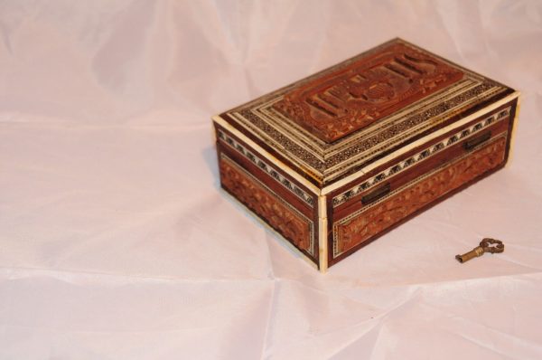 Carved Vintage Indian Cigarette Box with Taj Mahal on Lid, Marquetry - Image 6