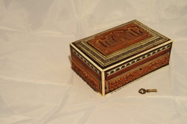 Carved Vintage Indian Cigarette Box with Taj Mahal on Lid, Marquetry - Image 3