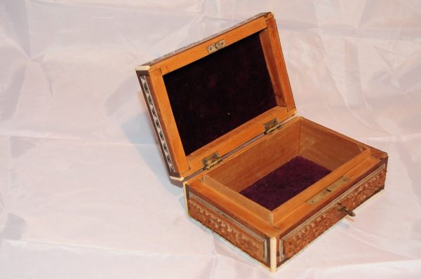Carved Vintage Indian Cigarette Box with Taj Mahal on Lid, Marquetry - Image 7