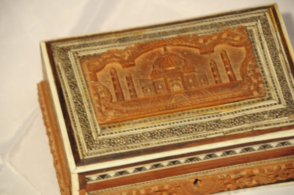 Carved Vintage Indian Cigarette Box with Taj Mahal on Lid, Marquetry - Image 2